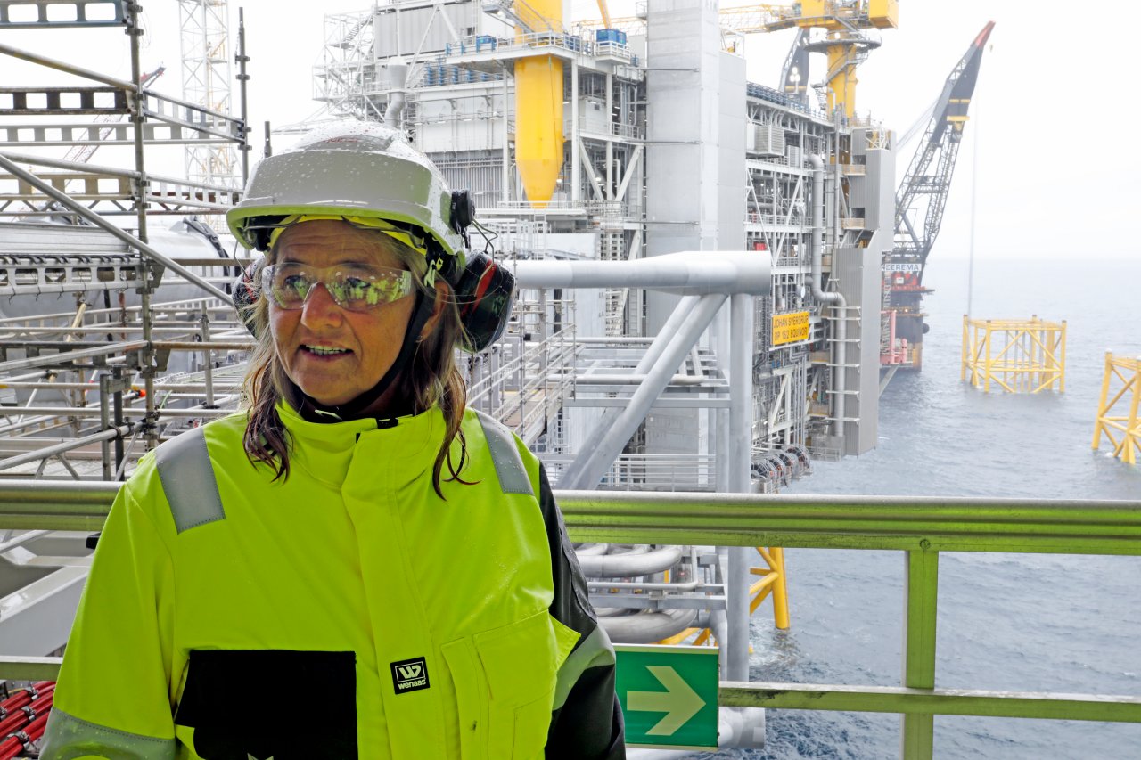 Margareth Øvrum, executive vice president for Technology, Projects and Drilling, visiting the Johan Sverdrup field. (Photo: Arne Reidar Mortensen)